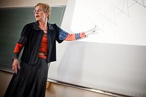 Cours de management de l'IIM par Martine Carbonel, professeure. (17925.tif) [Aplat, �cran de projection, Enseignant]